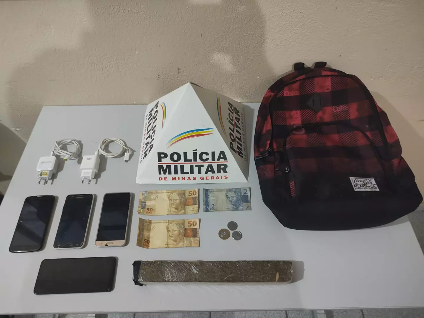 Dupla de adolescentes é apreendida na rodoviária de Santos Dumont com droga, celulares e dinheiro